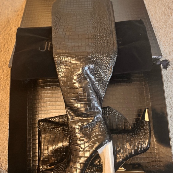 Unworn Vendetta Black Boots – Bold, Chic, and Perfect for Wide Calves! - Picture 4 of 5